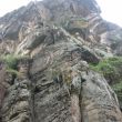 Rutas Principiantes - Algunas de las rutas con nivel m�s bajo para quienes por primera vez, practican la escalada. En la foto, aparecen la ruta 'el Canal de Panam�' (gieta de la izquierda) y el 'El Libro negro' (amplia grieta de la derecha). Bajo el primer techo, se encuentra la estaci�n.